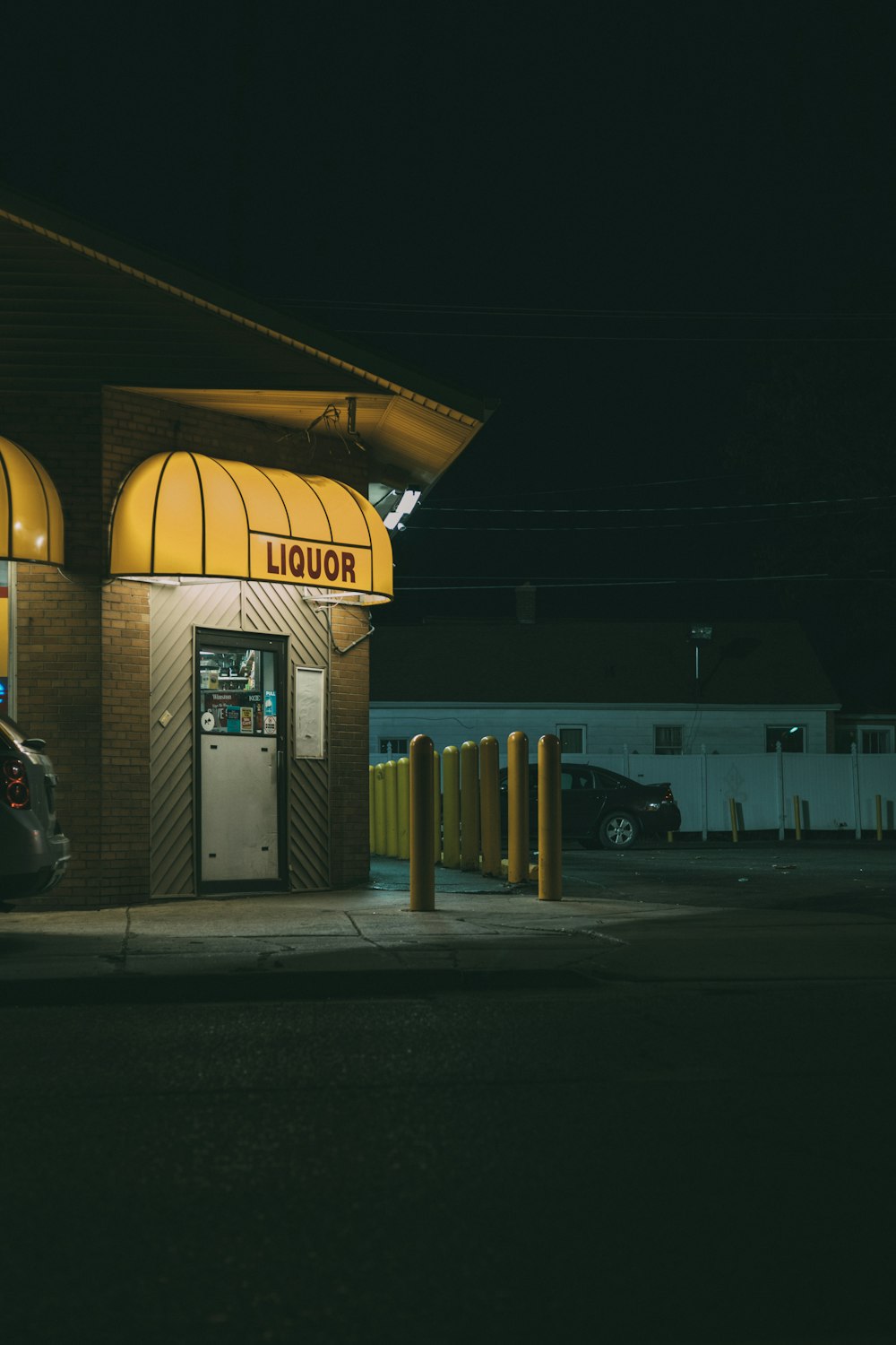 una gasolinera por la noche