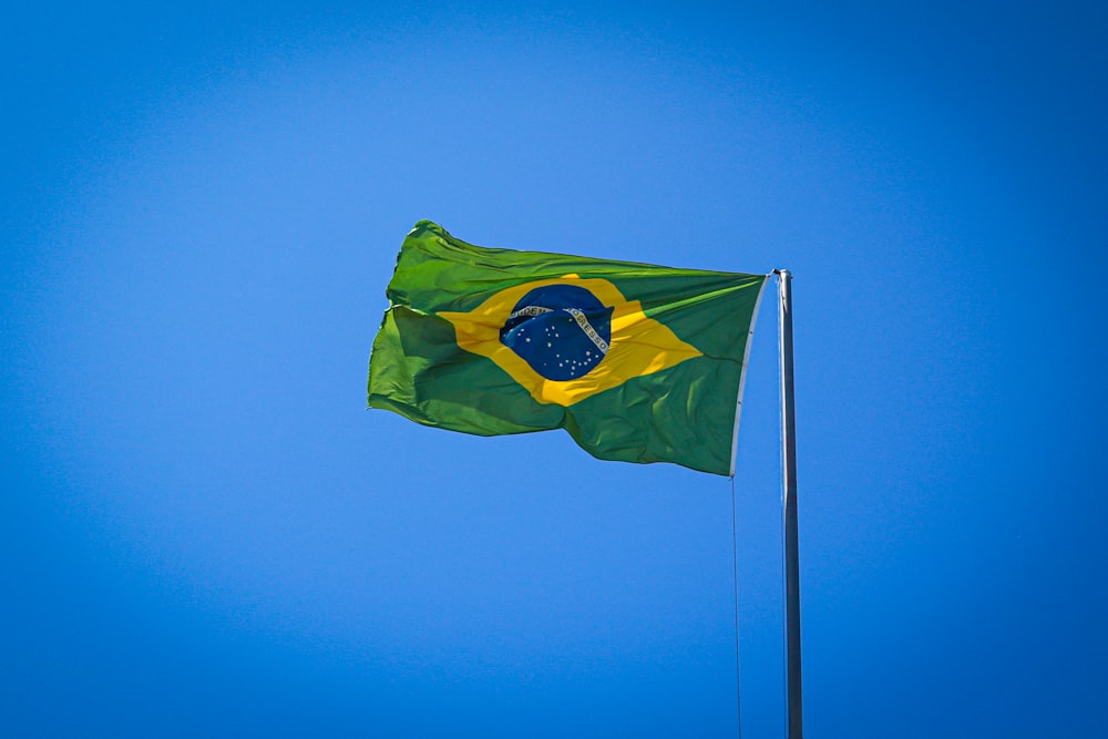 uma bandeira hasteada no ar