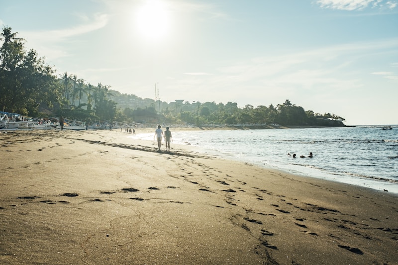 Gente caminando en playa mexicana