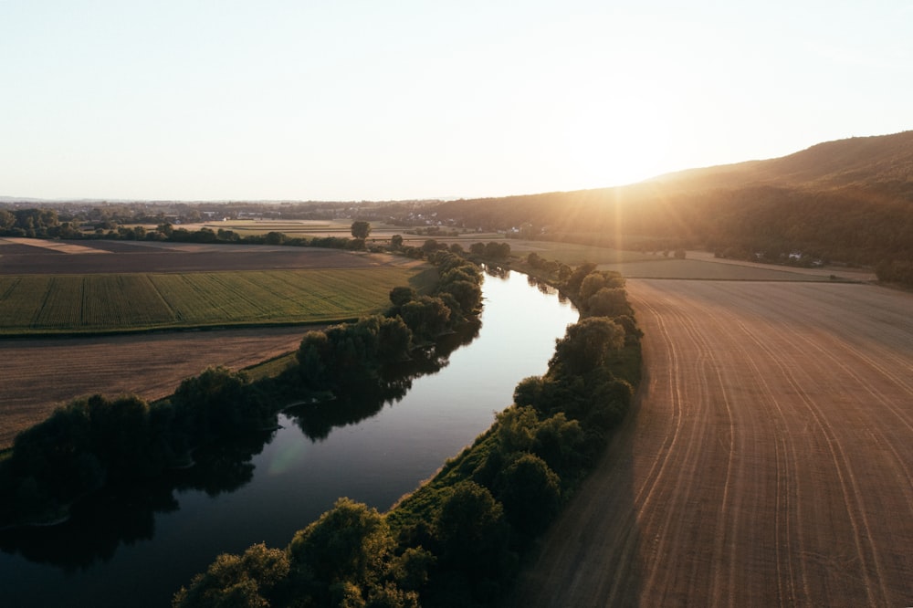 un fiume con una strada e alberi