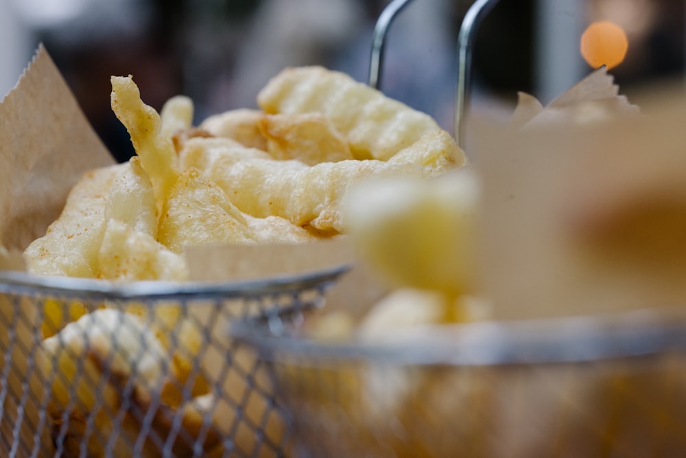 Un par de tazones llenos de comida