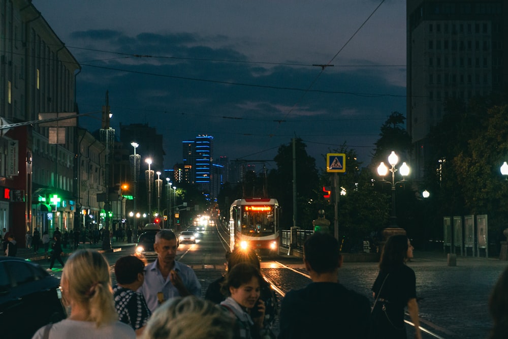 Eine belebte Straße in der Nacht