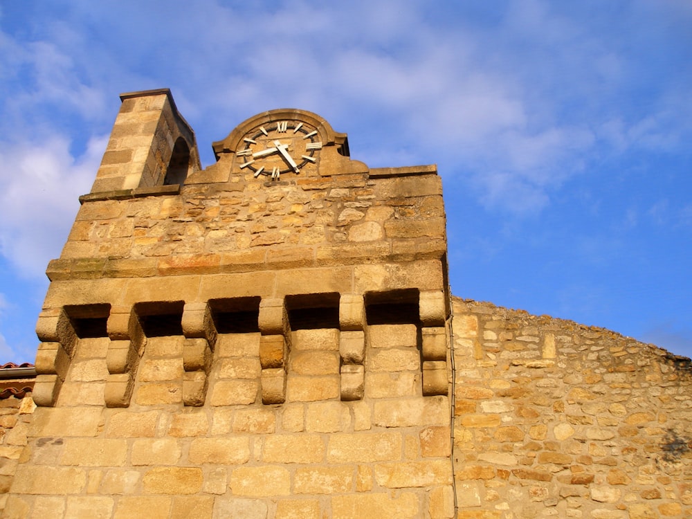 Un reloj en una torre