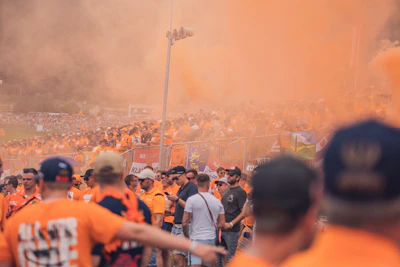 Torcida laranja — fãs de Verstappen no GP da Áustria Red Bull Ring