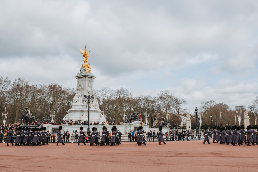 un groupe de personnes debout autour d’une statue