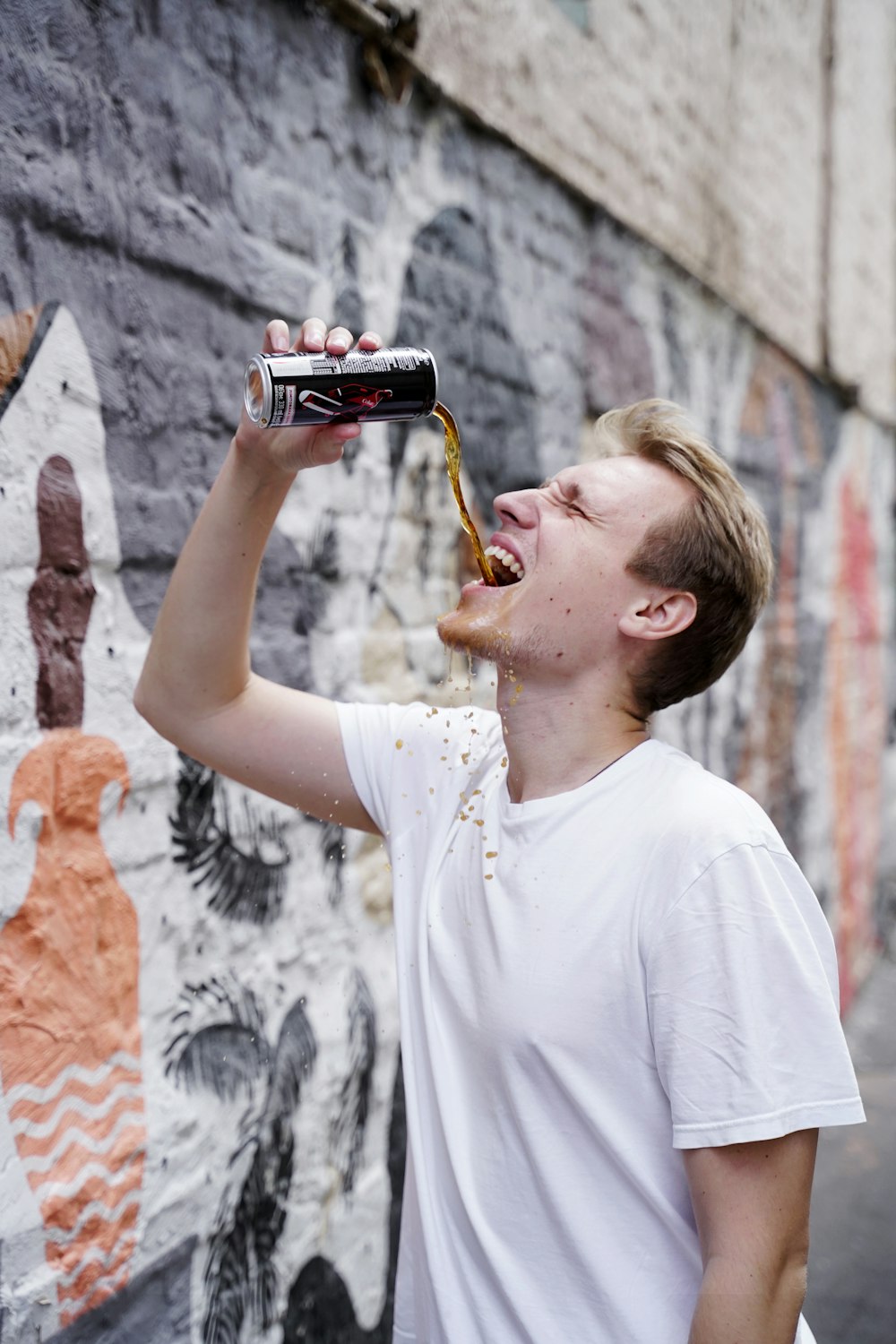 um homem bebendo de uma garrafa