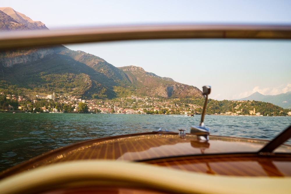 Blick auf eine Stadt vom Boot aus