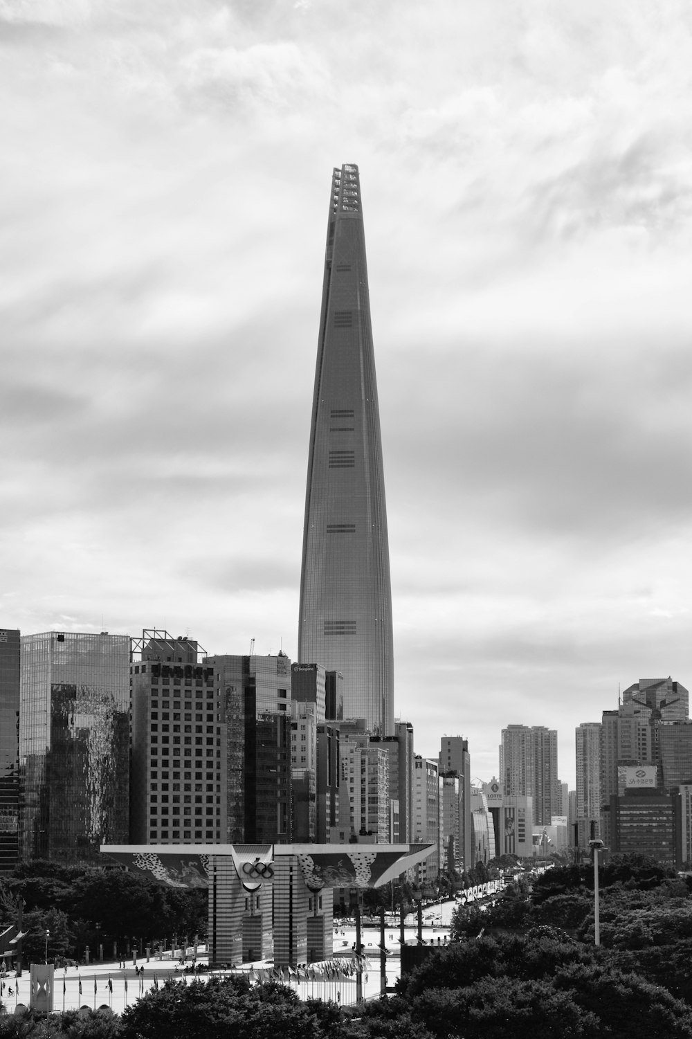 Un edificio alto in una città