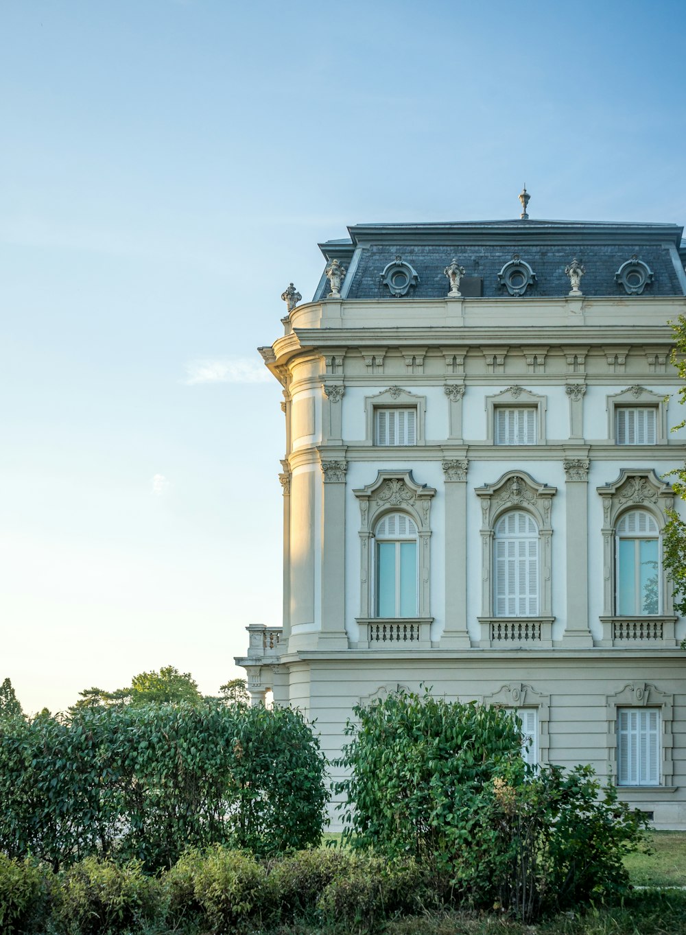 Un edificio blanco con columnas