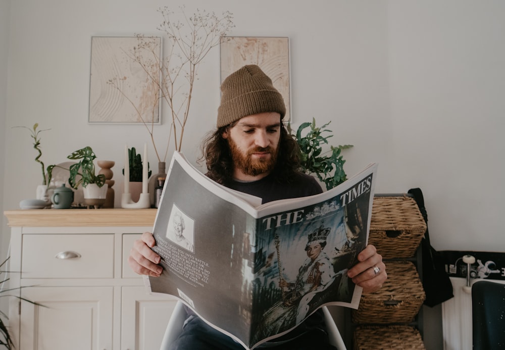 eine Person, die ein Buch hält