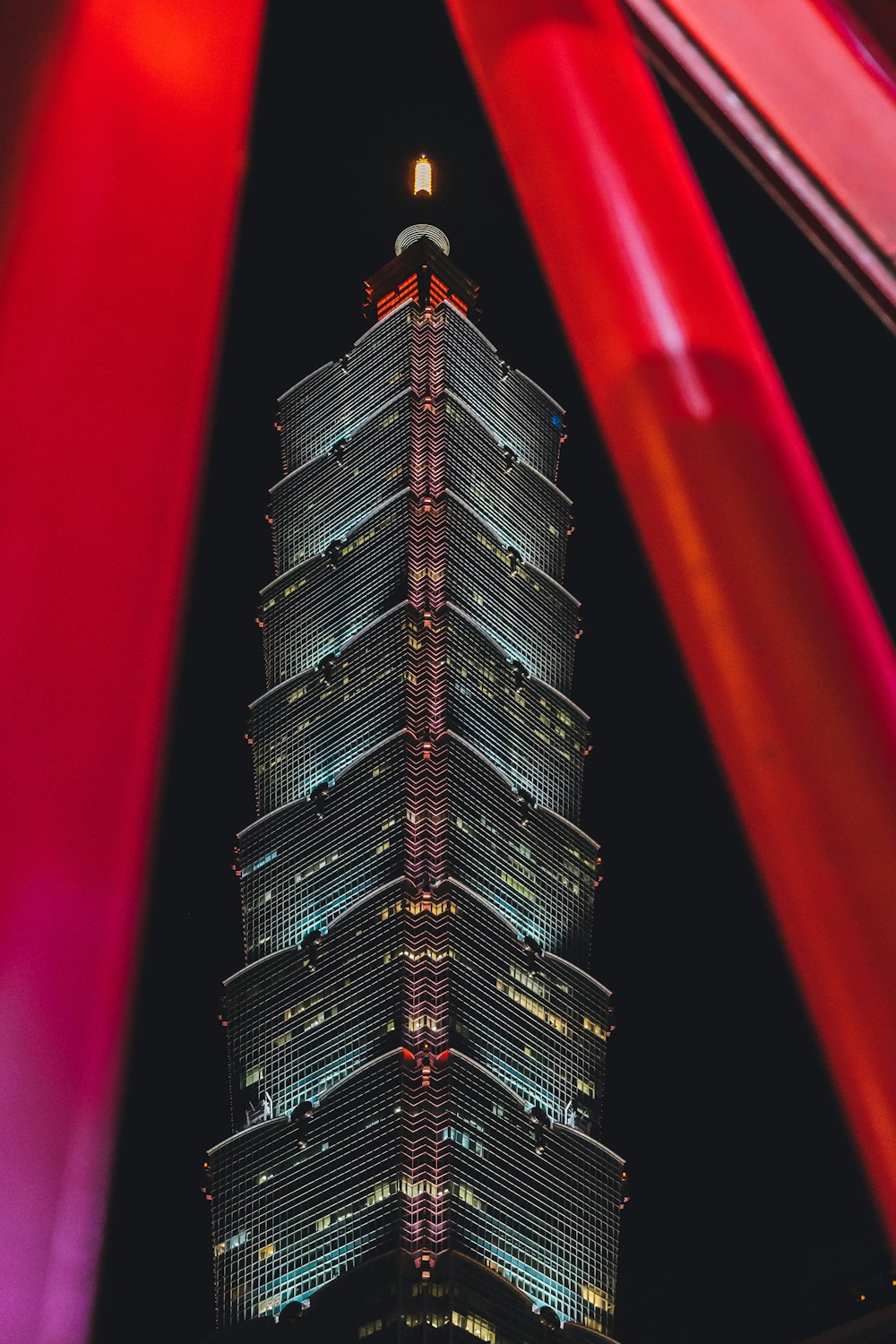 Un edificio alto con uno sfondo rosso