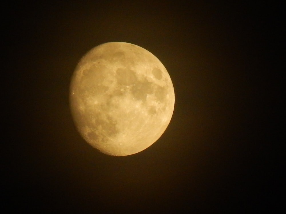 Una luna llena en un cielo oscuro