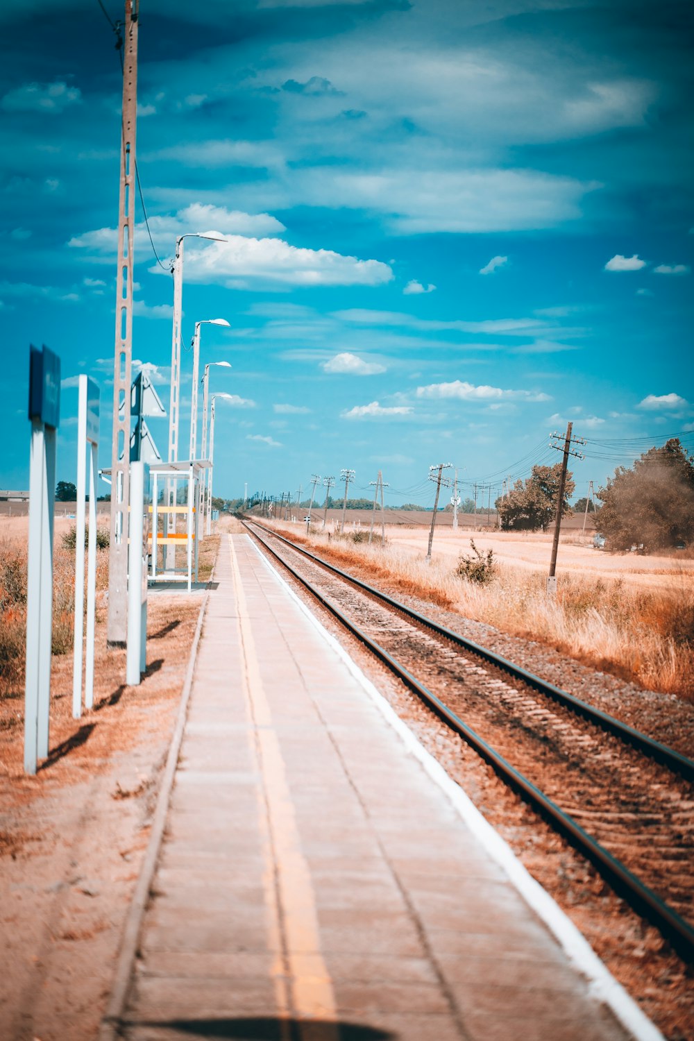 Binari del treno con linee elettriche laterali