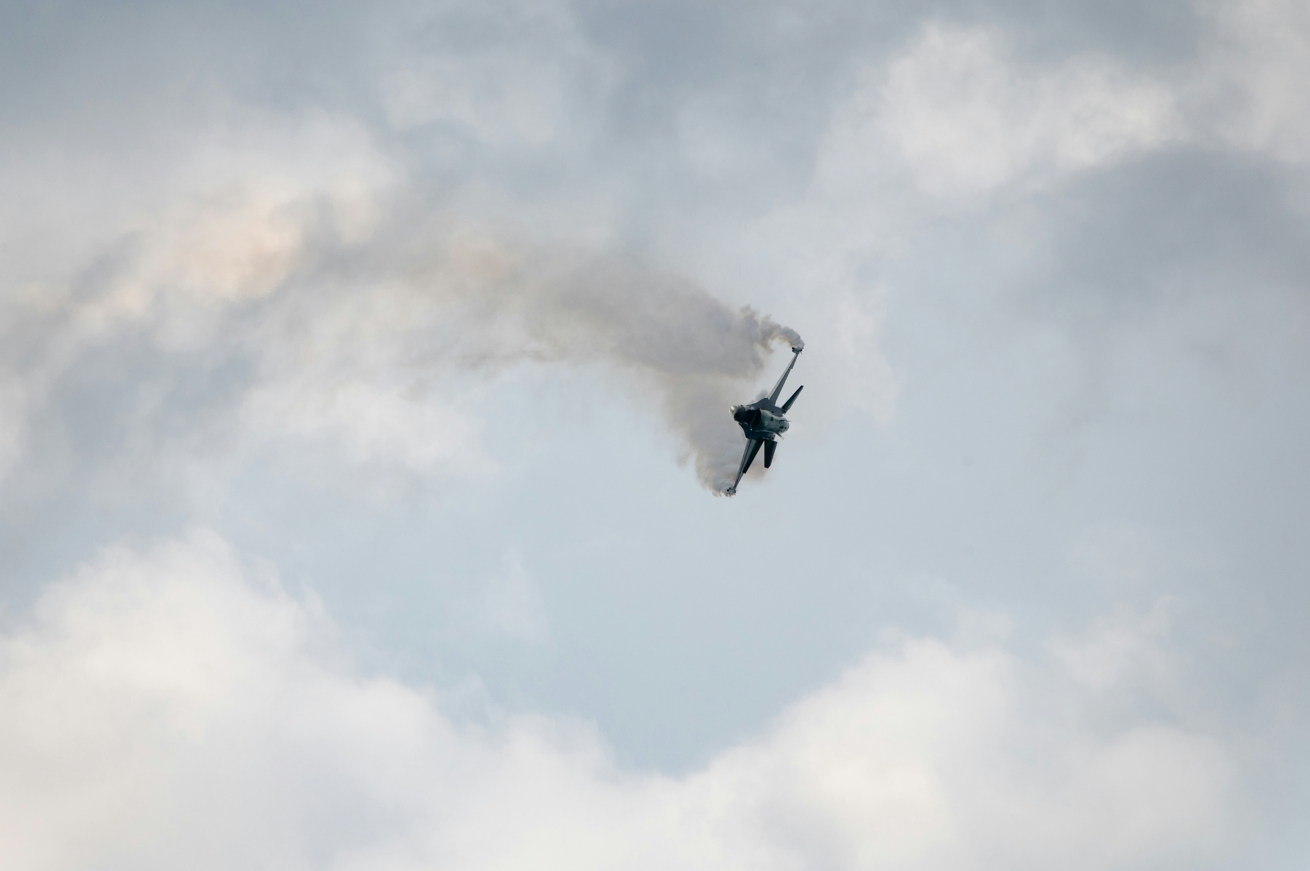 Caça F-16 polonês cai durante treino para show aéreo