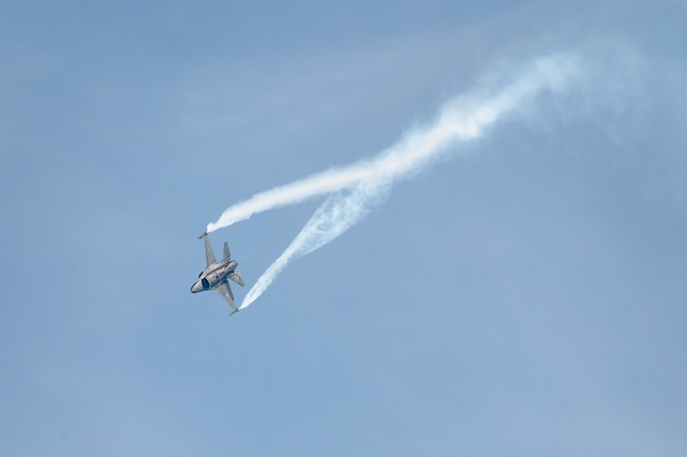 Un aereo che vola nel cielo