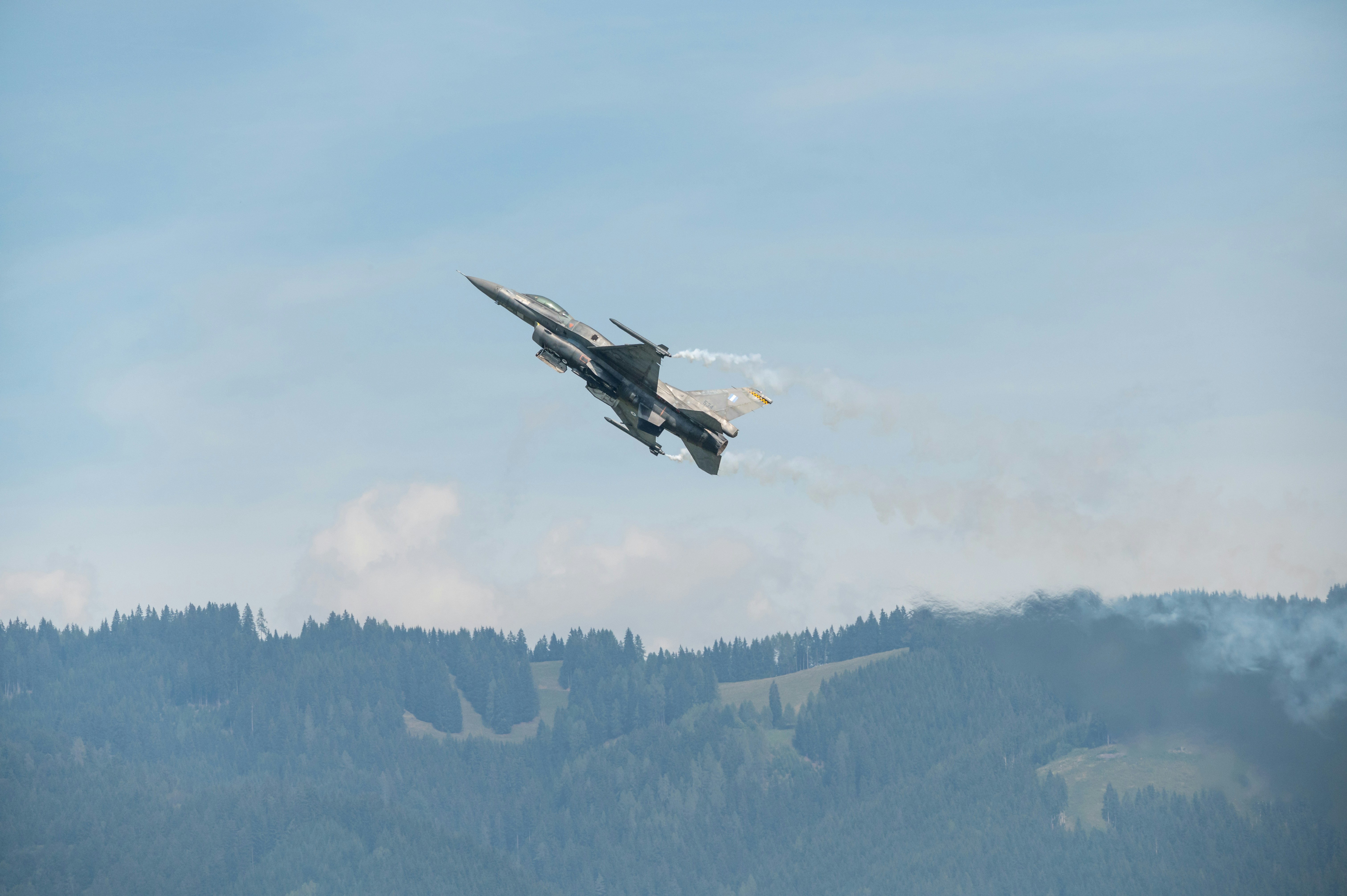山の上空を飛ぶ戦闘機
