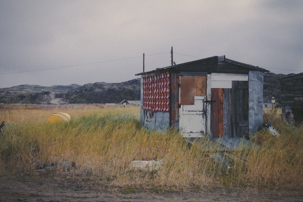 a small shack in a field