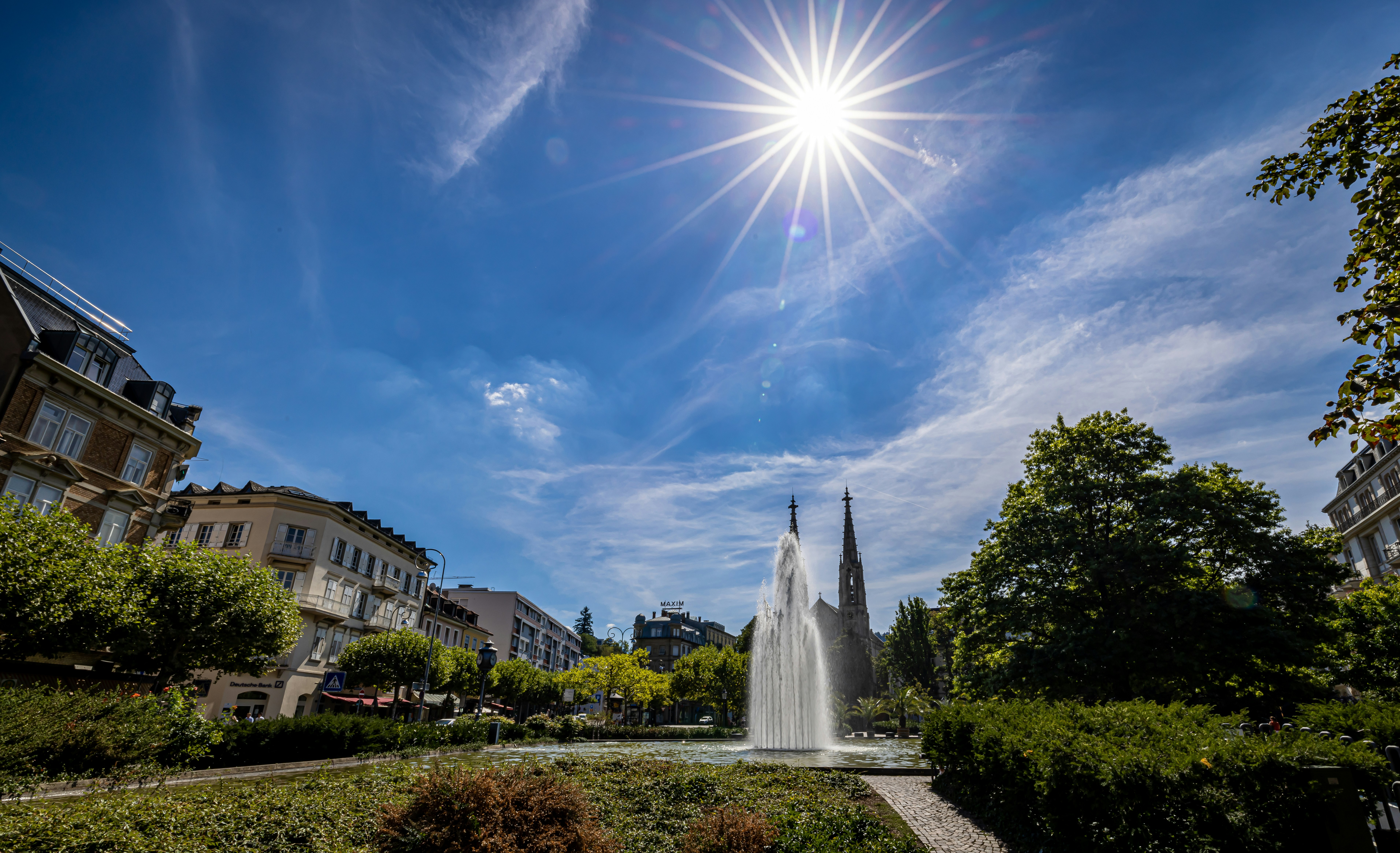 Una fuente en un jardín