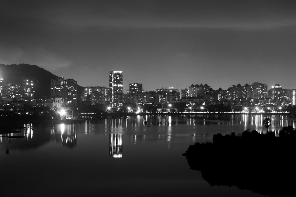 Un paisaje urbano por la noche