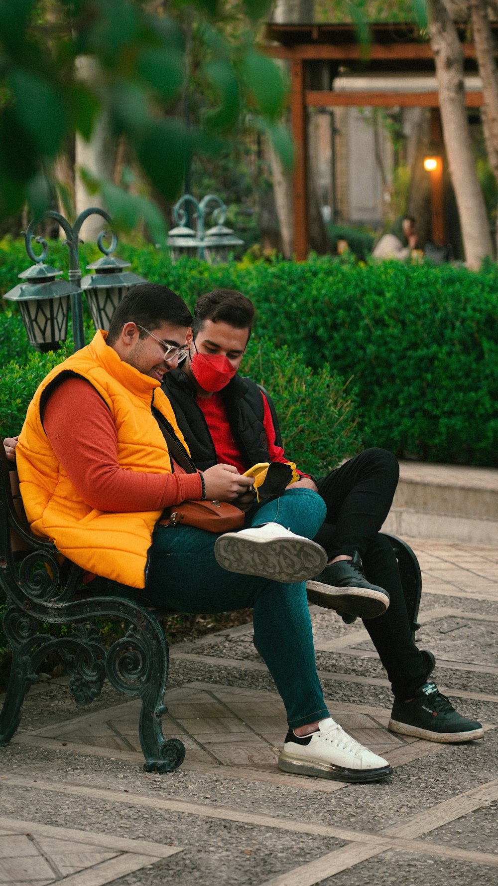 un homme et une femme assis sur un banc