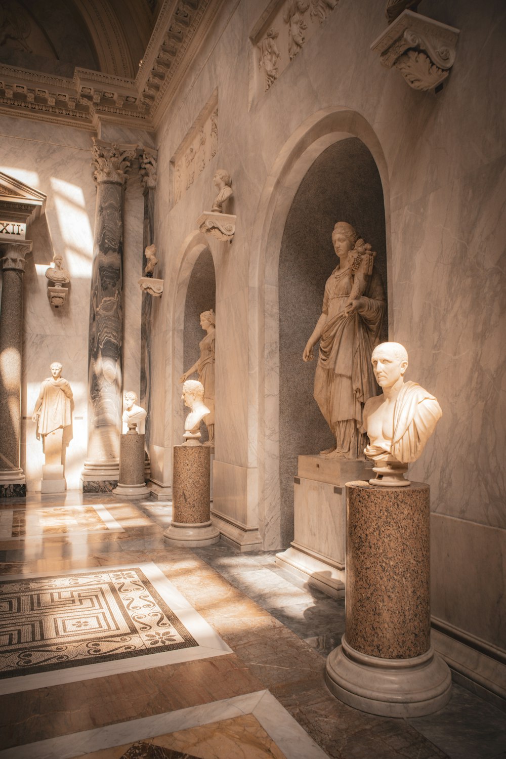 un groupe de statues dans une pièce