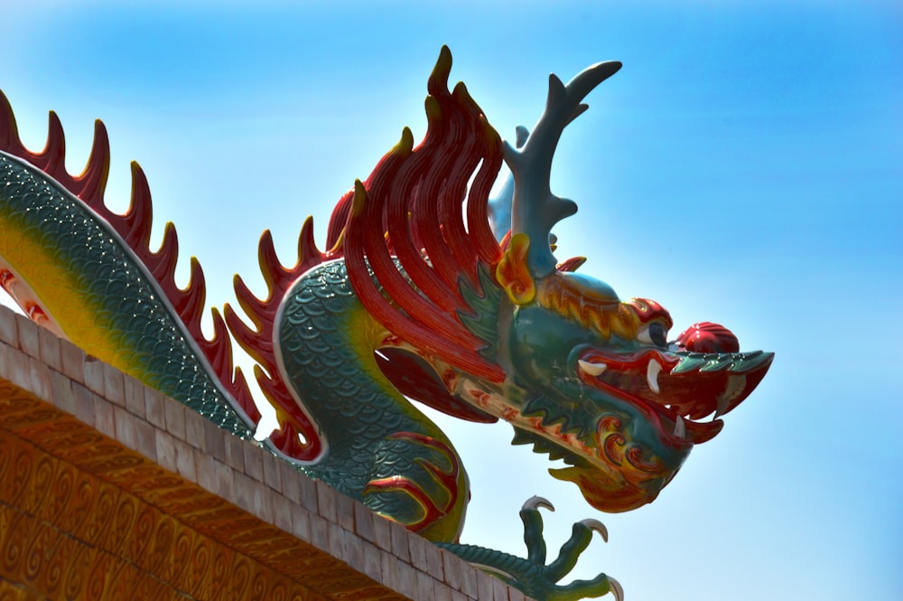 Une grande sculpture de dragon