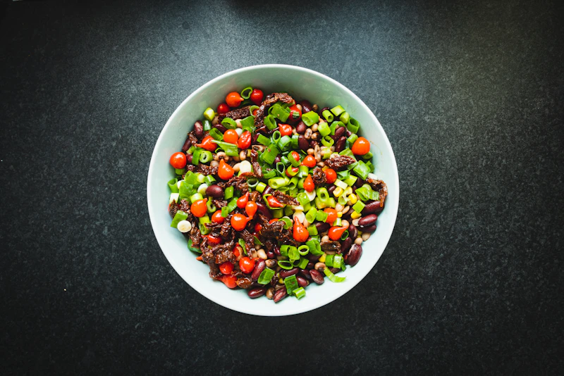 Sallad med tomat, bönor och salladslök