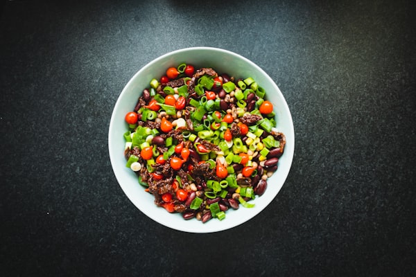 Salade van zwarte bonen, maïs en koriander — receptfoto