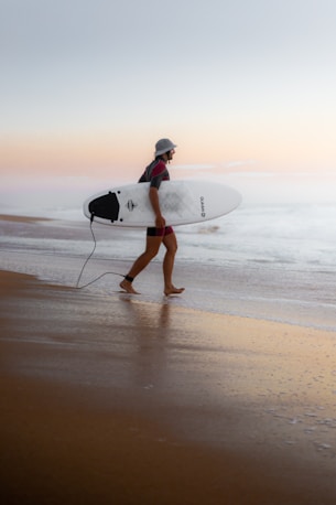 Photographie d'un surfeur sur la plage de Capbreton