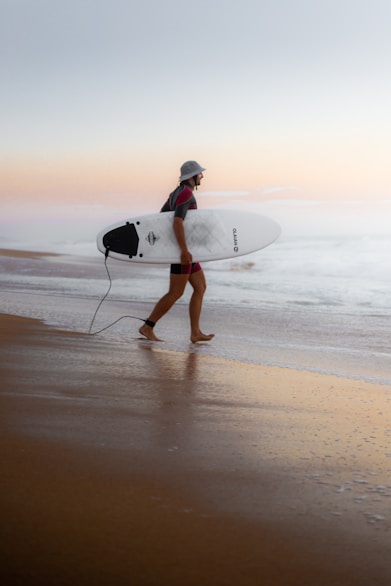 Photographie d'un surfeur sur la plage de Capbreton