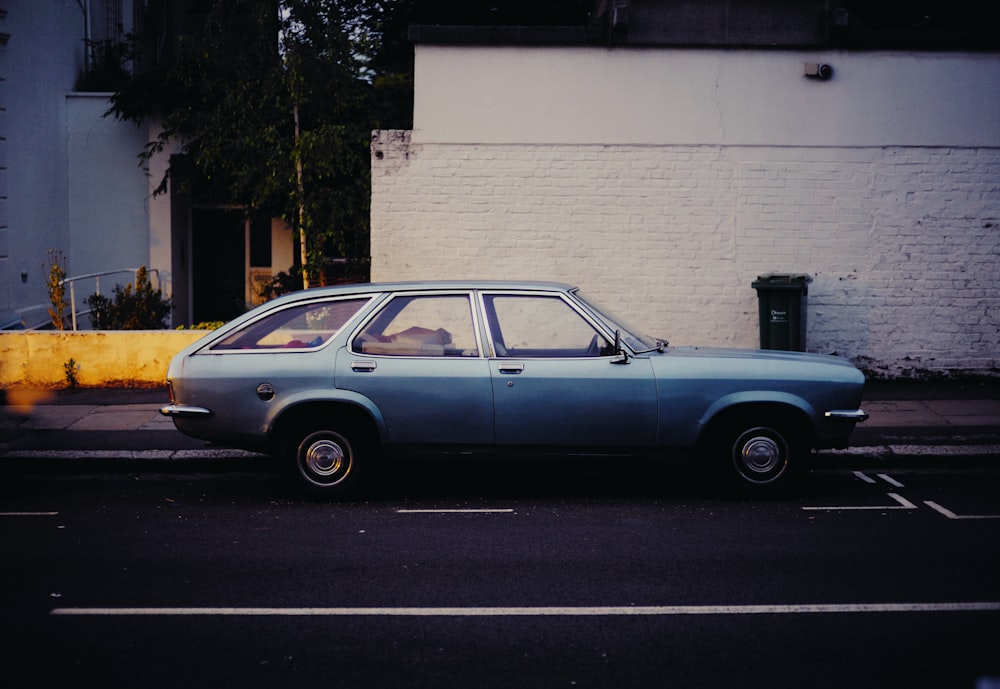 um carro estacionado na beira de uma estrada