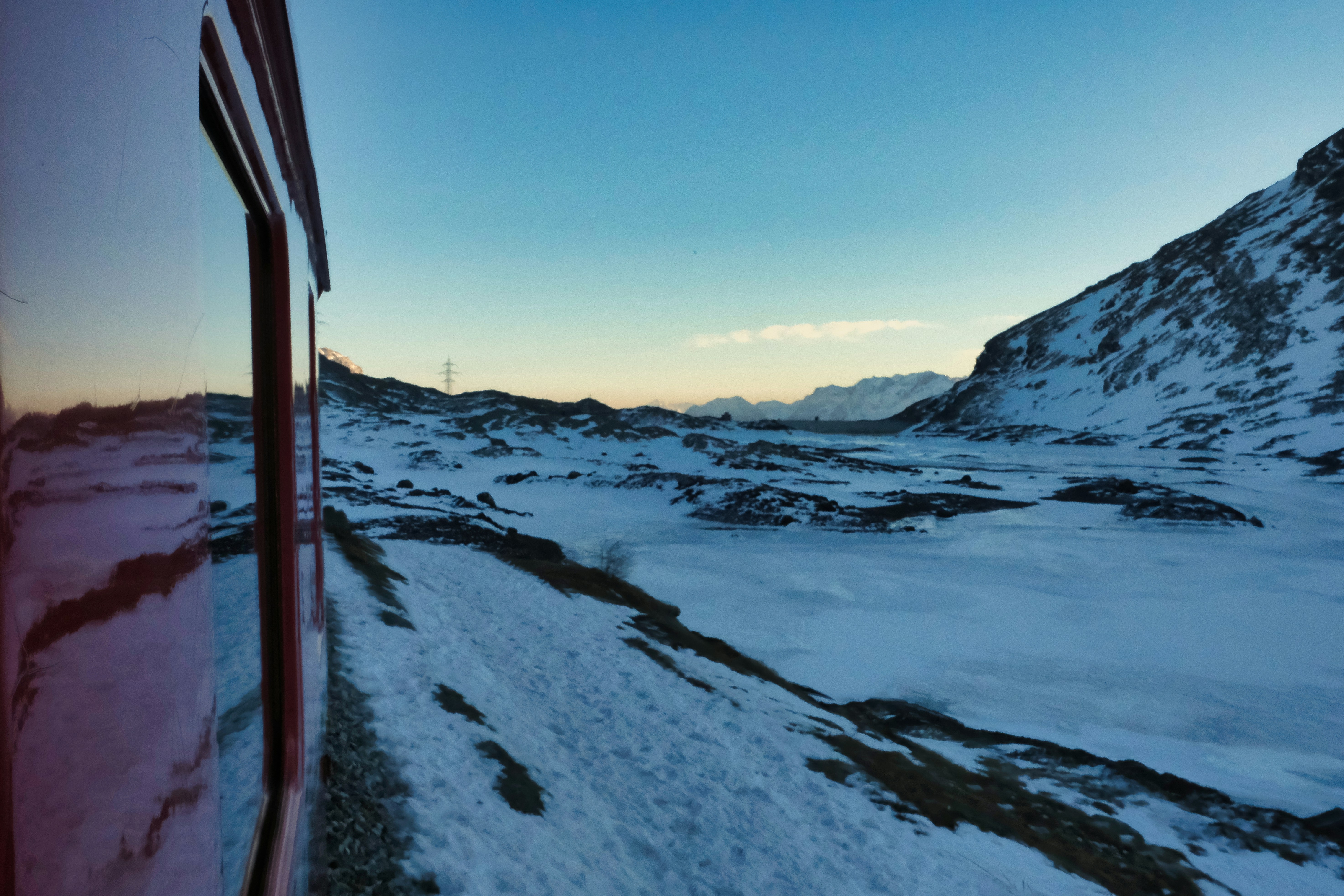 eine verschneite Berglandschaft