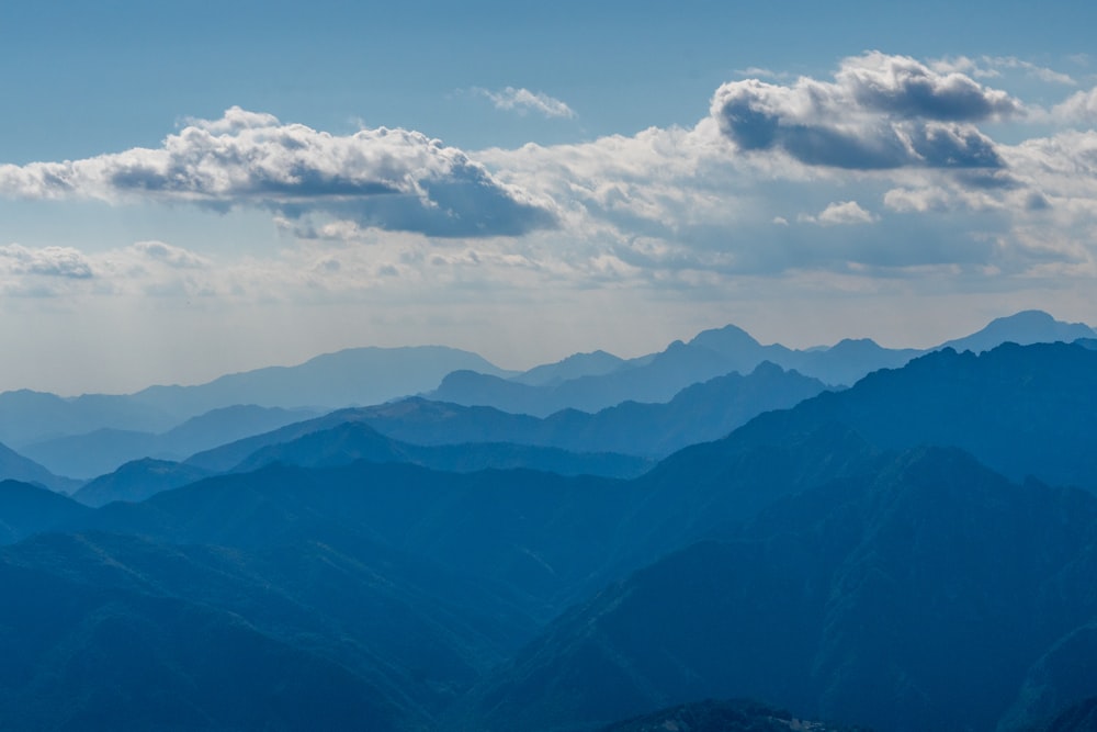 uma vista das montanhas