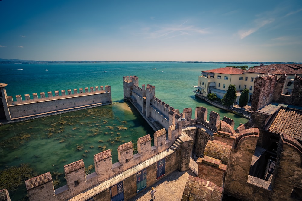 Un edificio sull'acqua