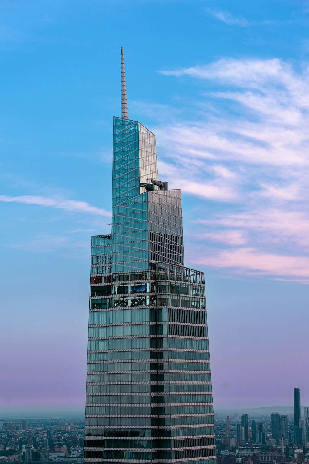 Un edificio alto de vidrio