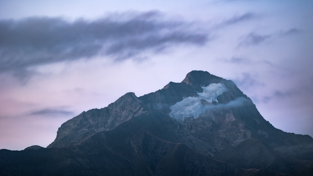 una montagna con le nuvole sopra di essa