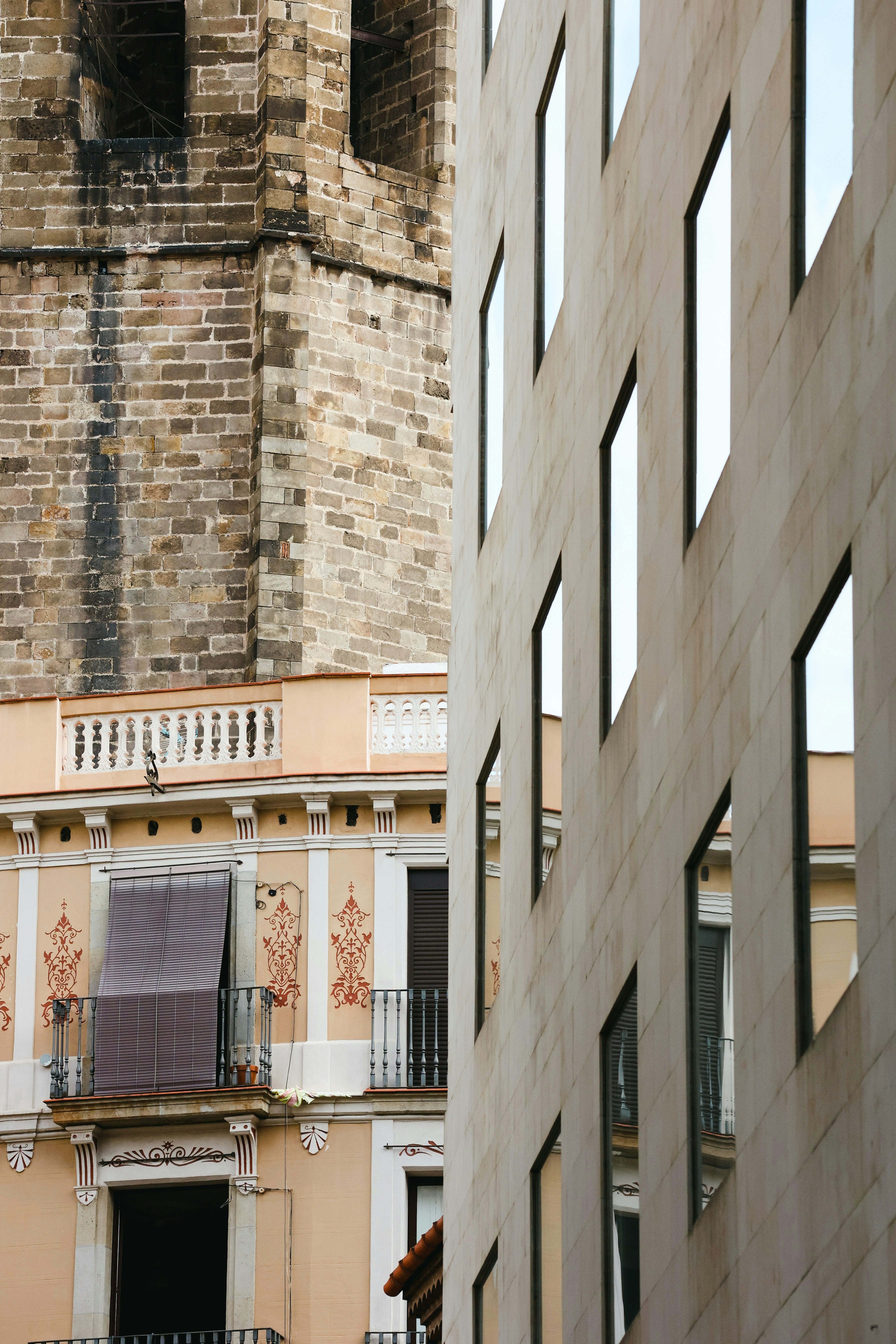 un edificio con un letrero