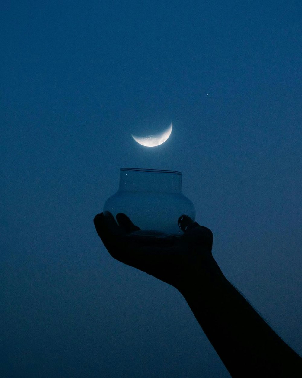 a hand holding a light bulb