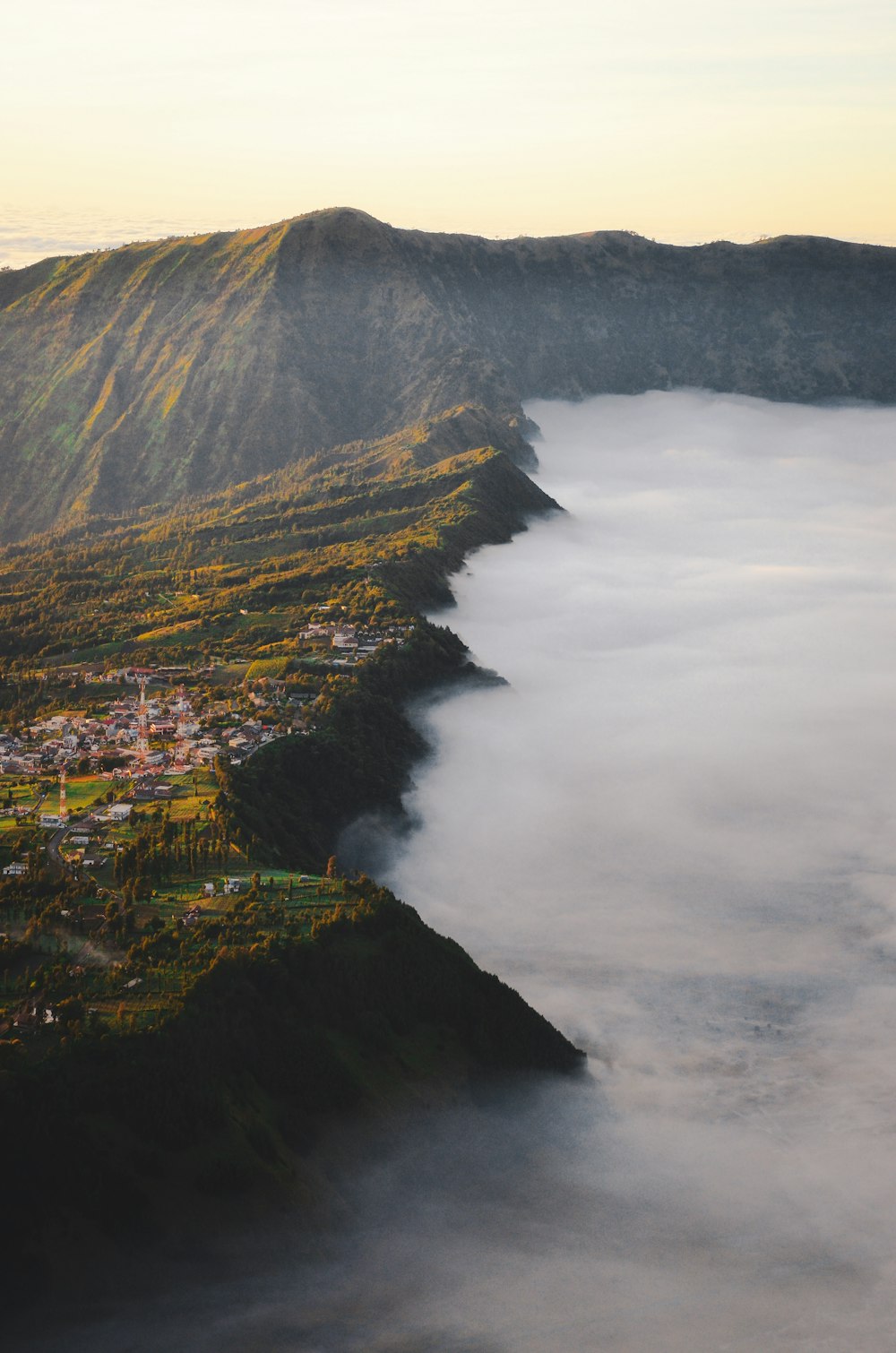 Una ciudad en una montaña