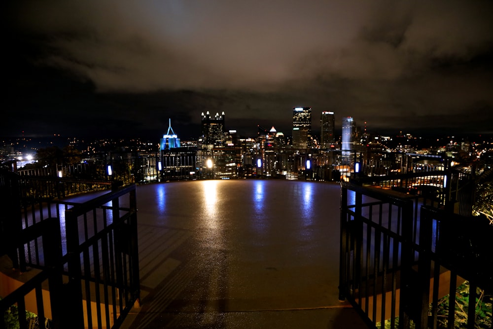 Un horizon de la ville la nuit