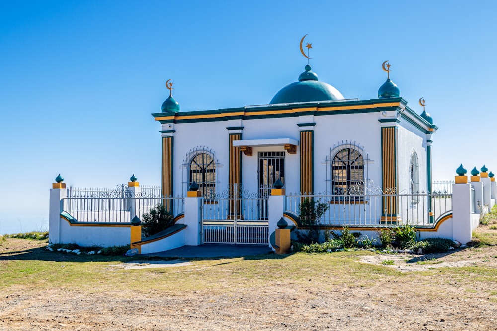 un piccolo edificio con un tetto a cupola