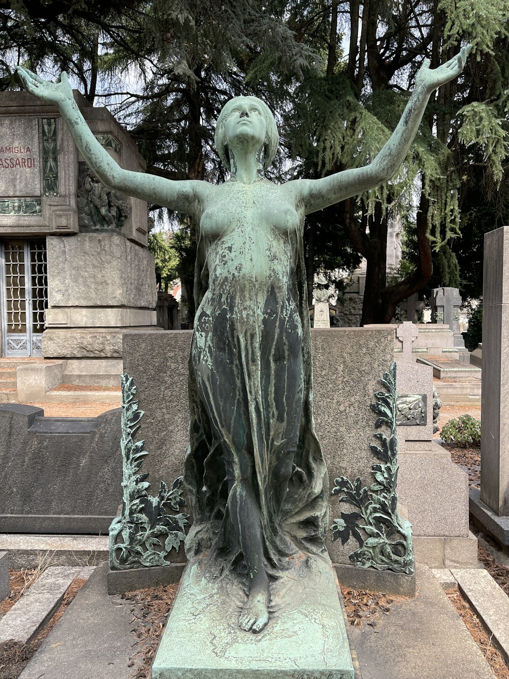 una estatua de una persona sosteniendo una antorcha