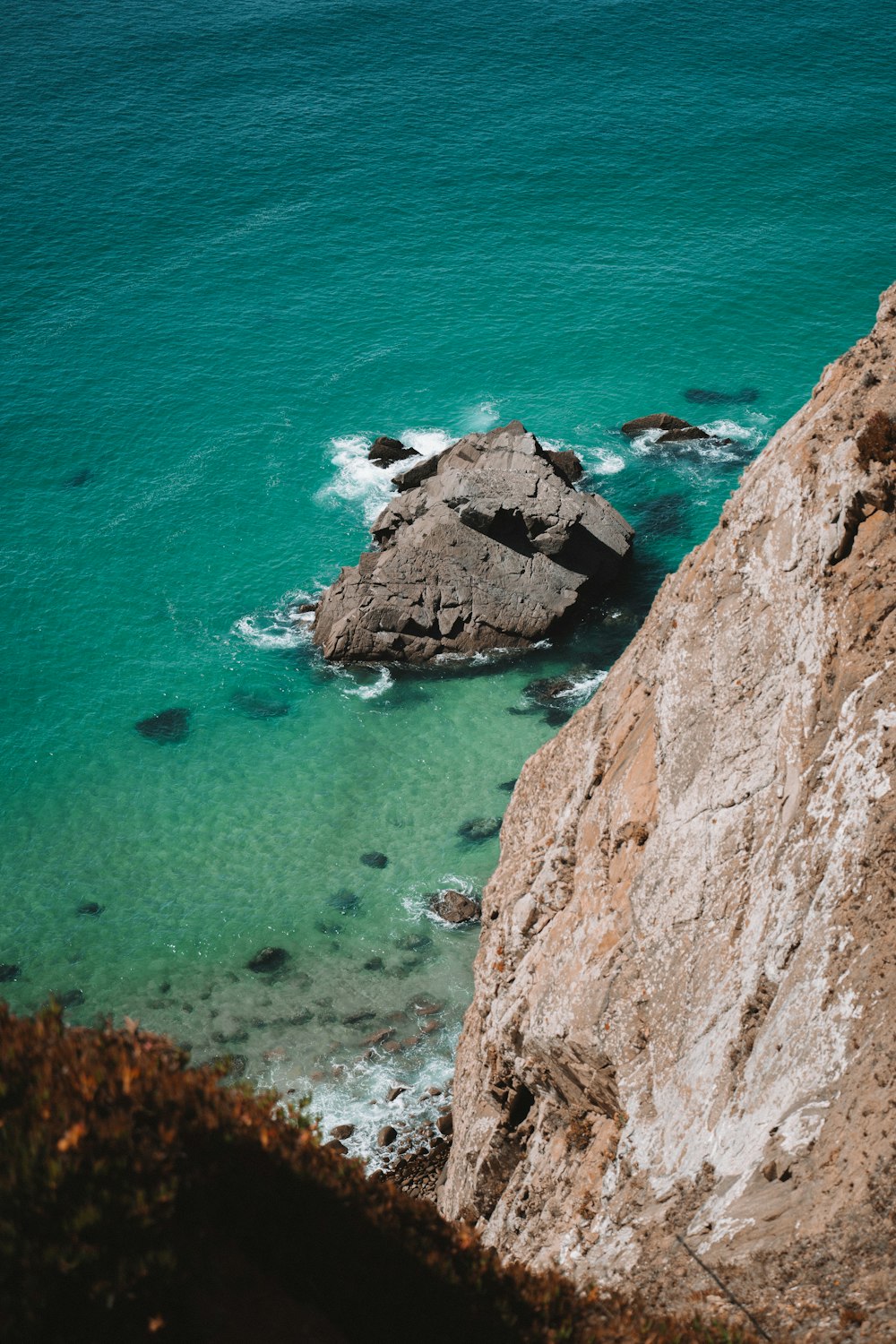 海を見下ろす岩だらけの崖