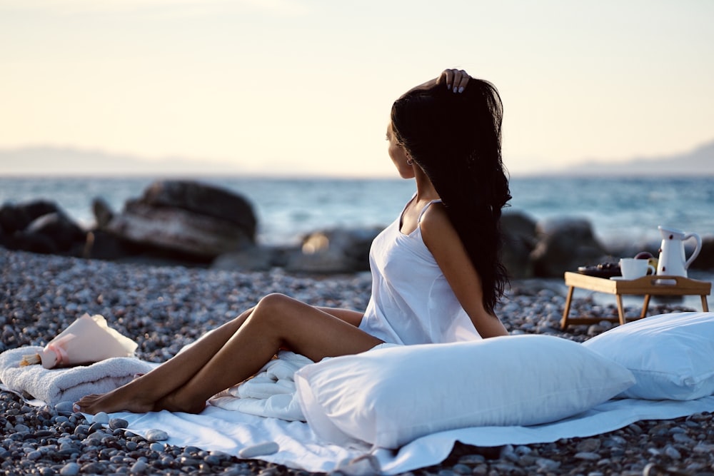 Una persona sentada en una playa