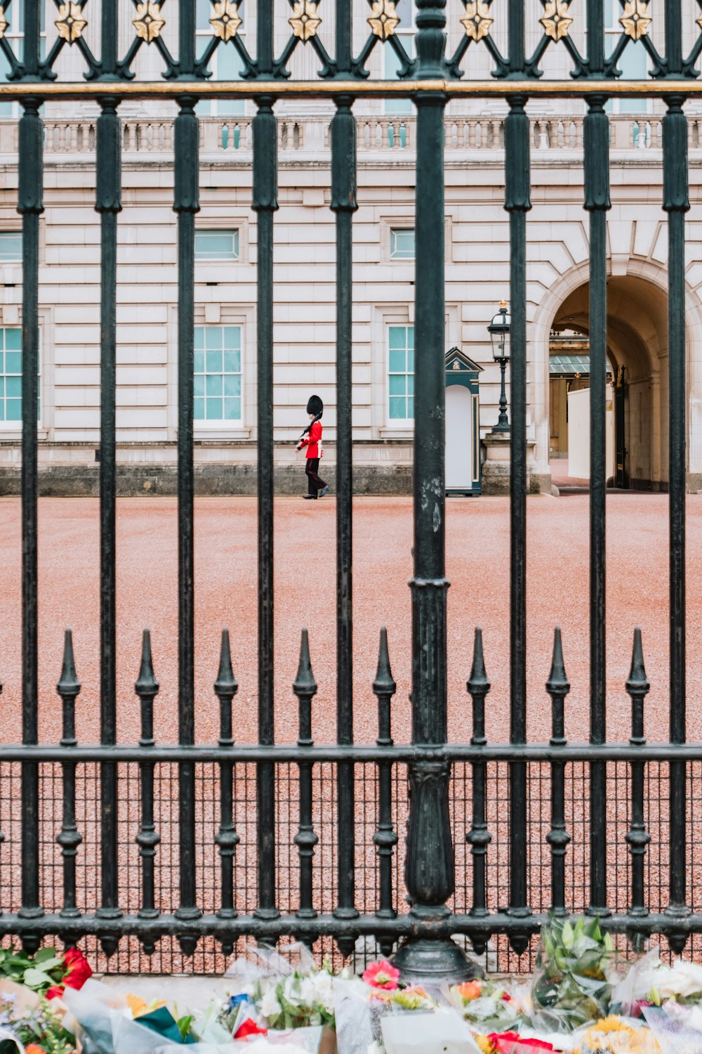 uma pessoa em pé na frente de um portão
