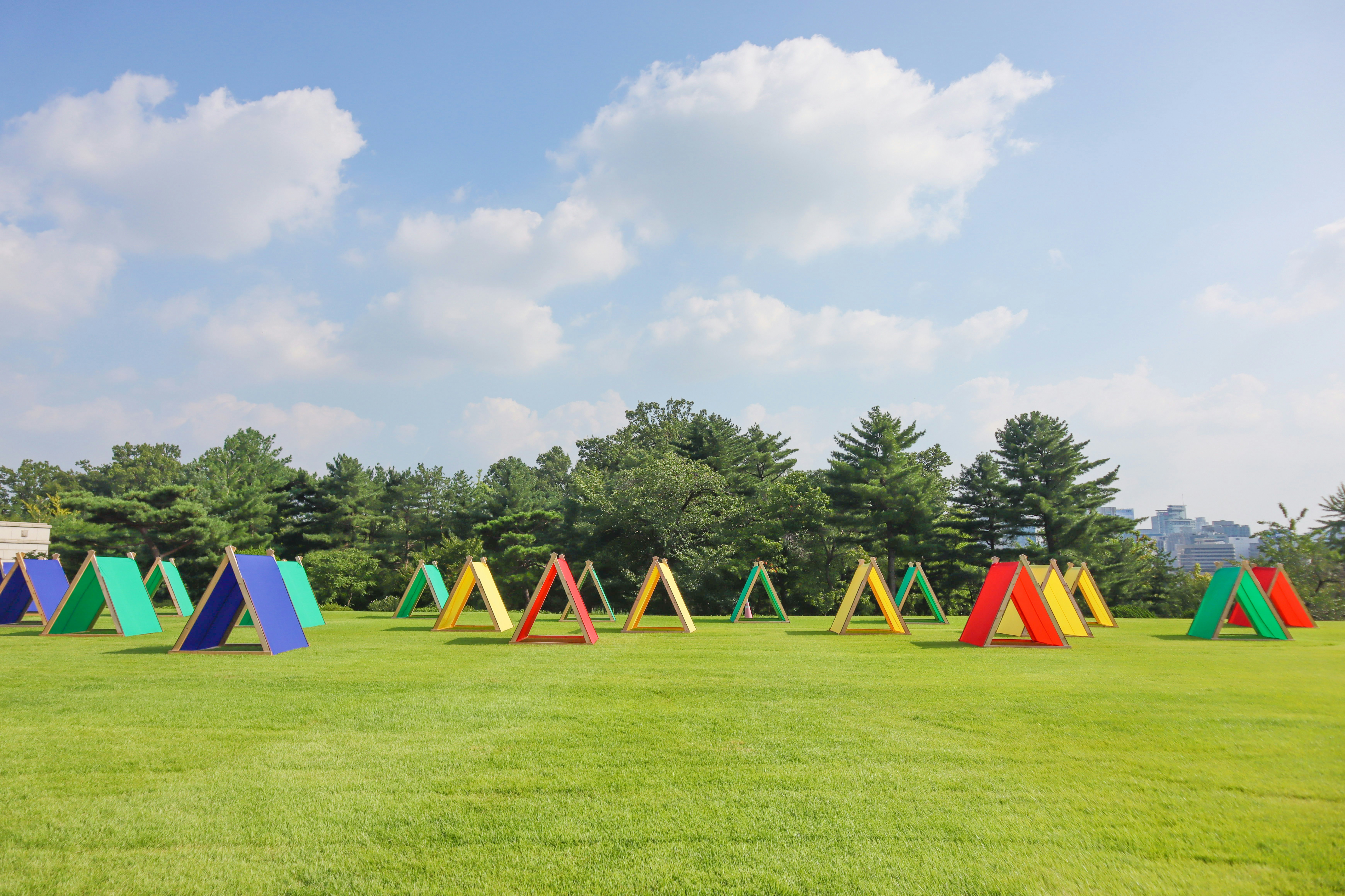 Un grupo de tiendas de colores en un campo cubierto de hierba
