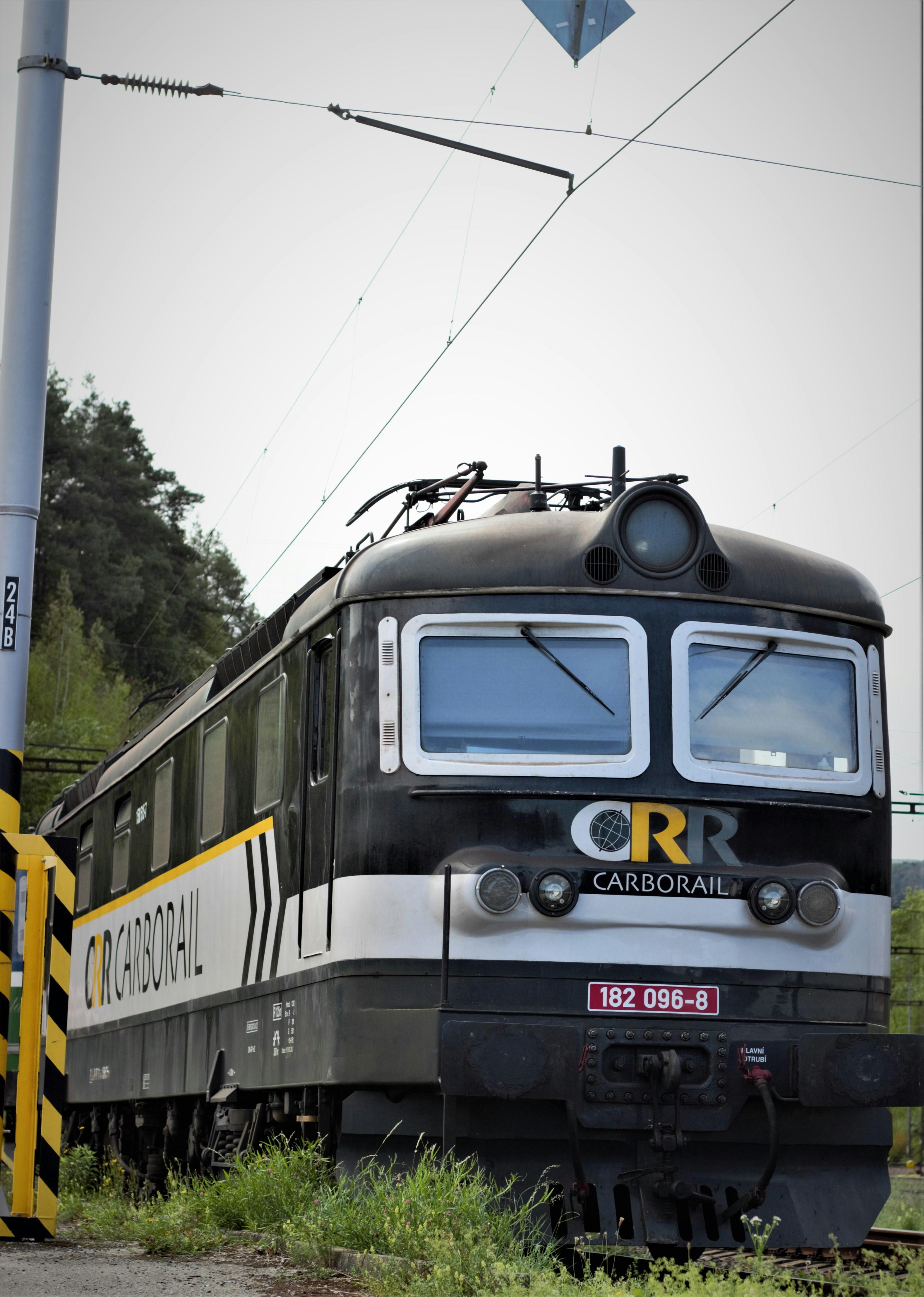 Un train sur les rails