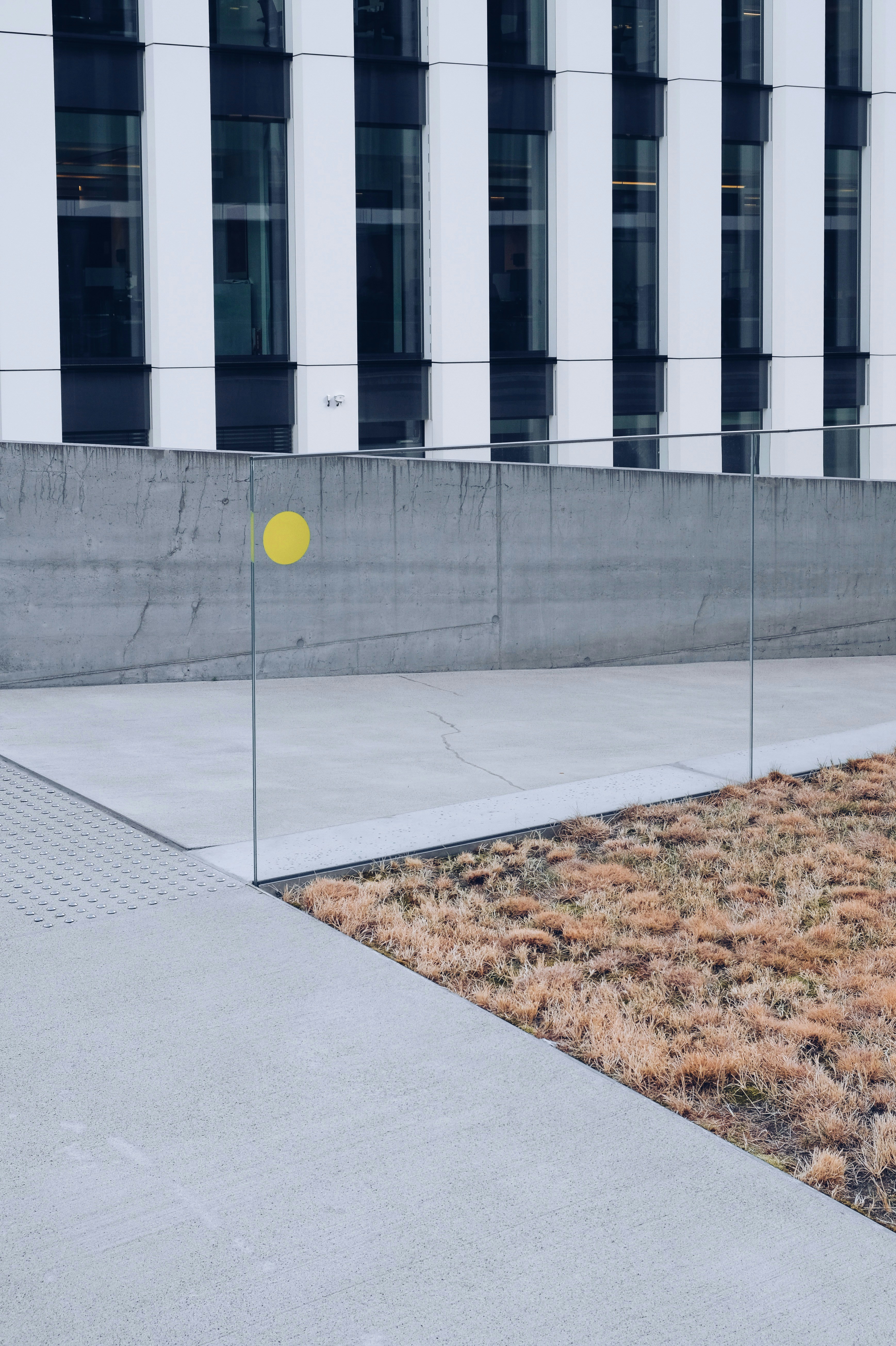 Un bâtiment avec un cercle jaune devant lui photo – Image gratuite de ...