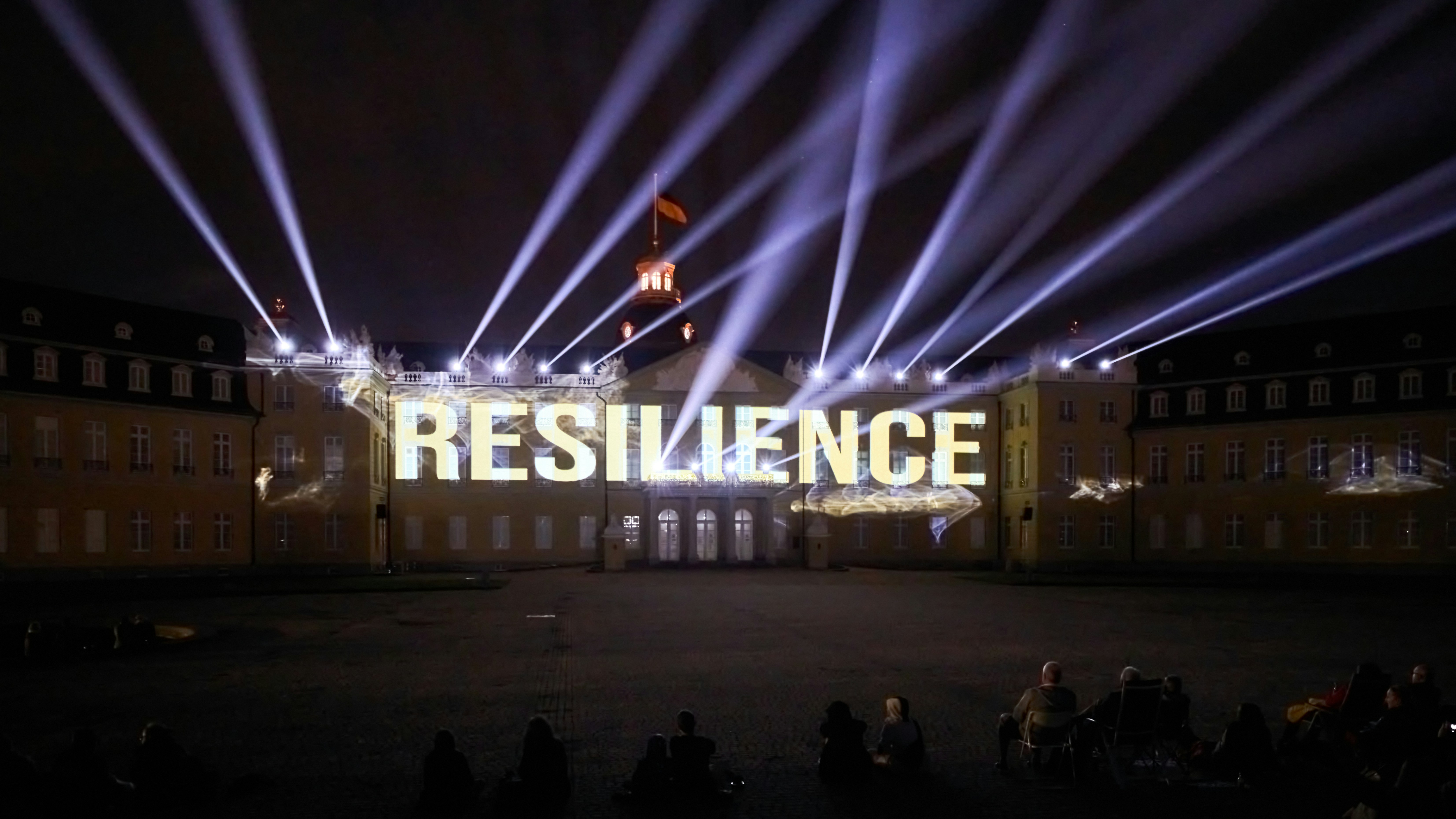 夜に明かりがつく建物