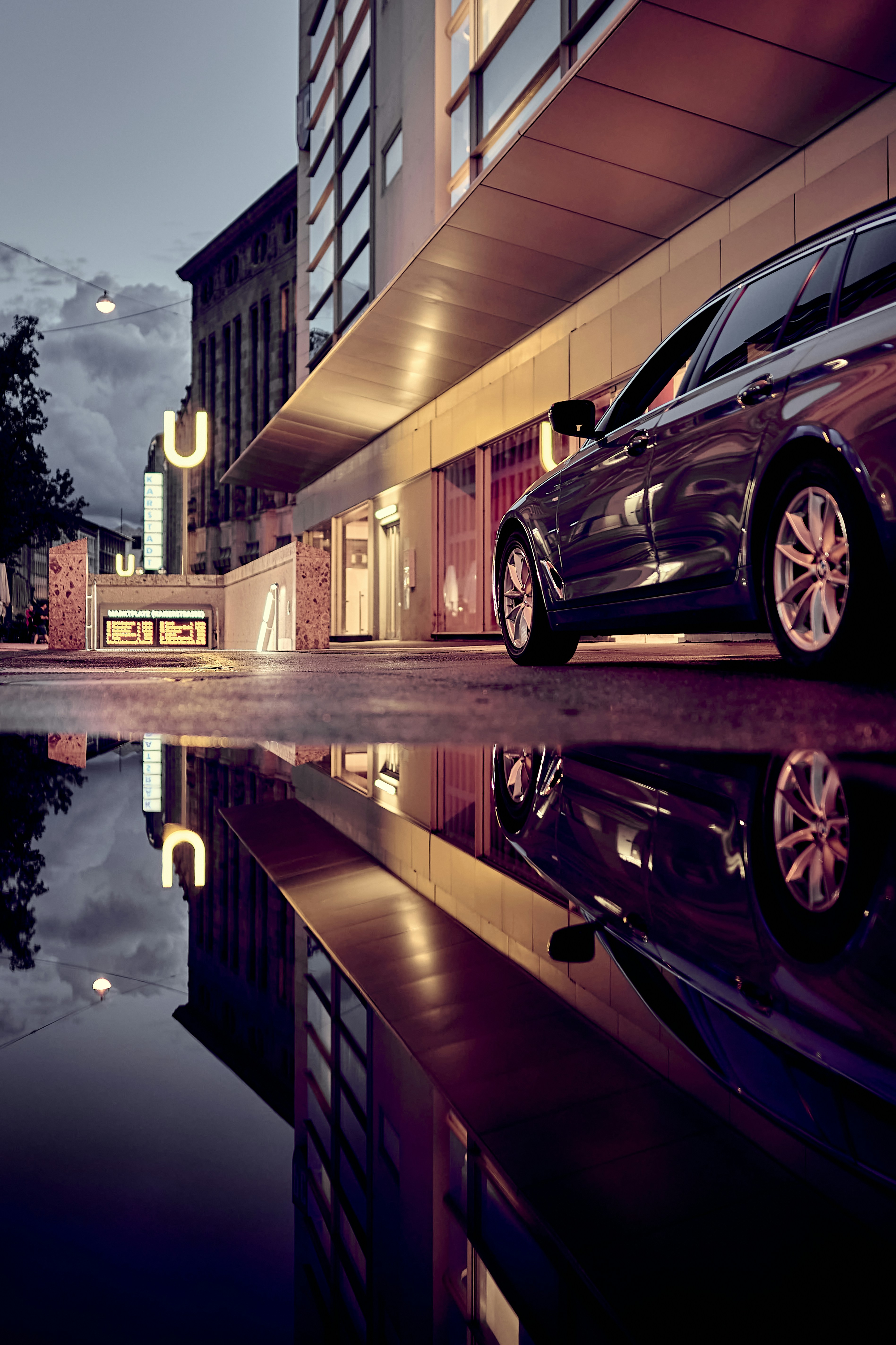 道路脇に駐車した車